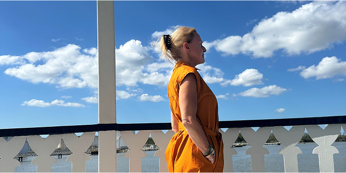 Photo of Kristen looking over a balcony